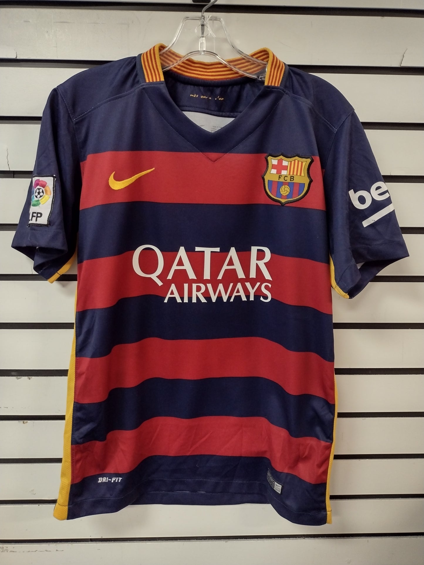 Nike FC Barcelona Mens Small Messi Jersey 2015 Home ** this is a vintage used jersey***